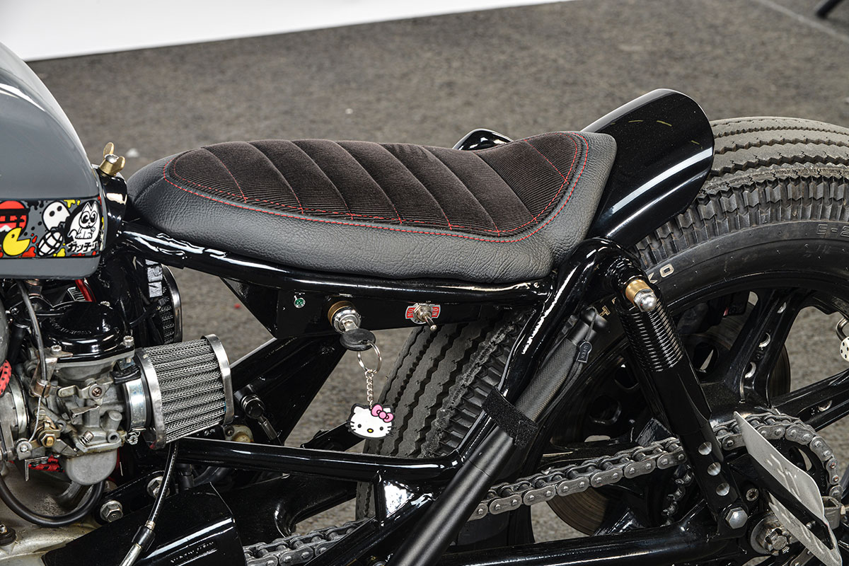 Solo seat with imitation leather and corduroy brat bobber